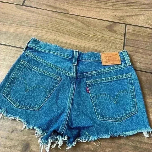 Levi’s 501 cut off shorts medium wash size 27 - Picture 4 of 5